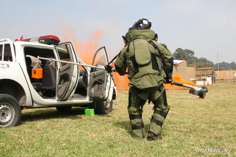 An explosive unit officer participates in an explosive deactivation simulation during the 4th International Exhibition of Technology for Defense and Natural Disaster Prevention (SITDEF, by its Spanish Acronym) in the army headquarters, in San Borja district, department of Lima, Peru, on May 19, 2013. The SITDEF 2013 ran from May 15 to 19. (Xinhua/Luis Camacho) 