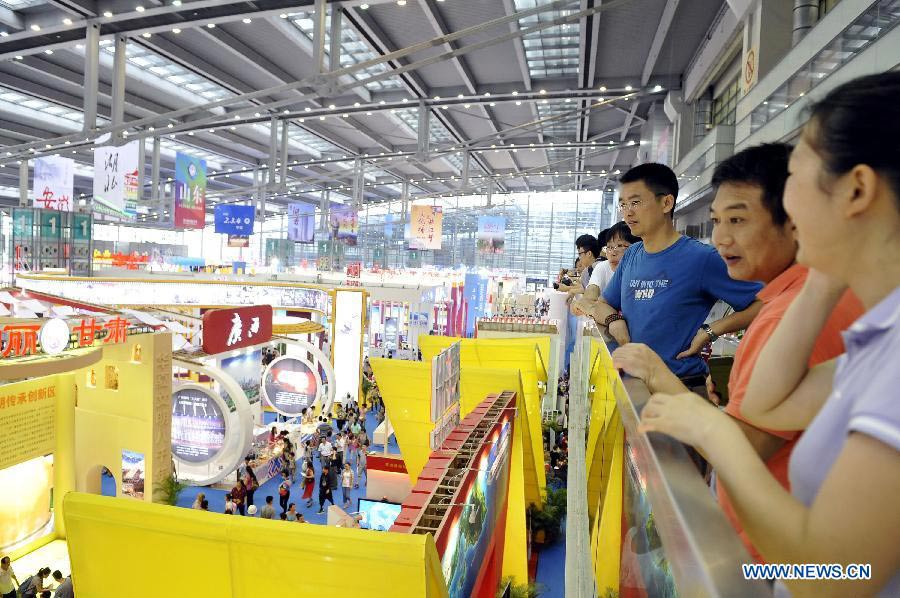 People visit the 9th China (Shenzhen) International Cultural Industries Fair in Shenzhen, south China's Guangdong Province, May 19, 2013. The four-day event closed on Monday. The transaction volume in the first three days grew 15.85 percent year on year. (Xinhua/Liang Xu)