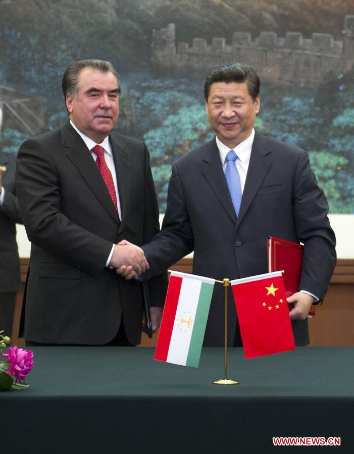 Chinese President Xi Jinping (R) shakes hands with Tajik President Emomali Rakhmon at the signing of a joint announcement to establish a strategic partnership, after their talks in Beijing, capital of China, May 20, 2013. (Xinhua/Xie Huanchi)