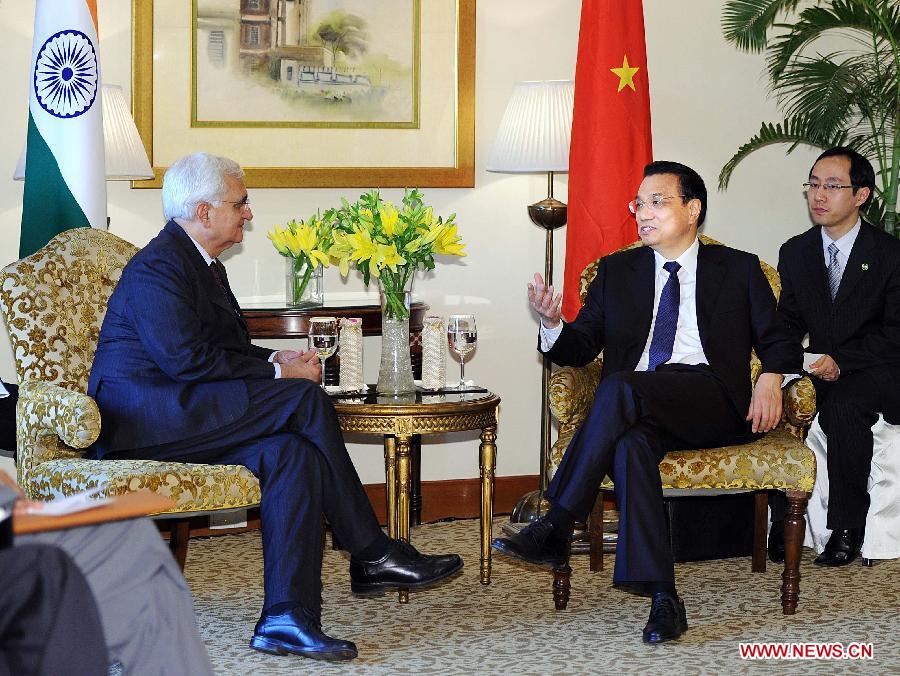 Chinese Premier Li Keqiang (front R) has a courtesy meeting with Indian Foreign Minister Salman Khurshid in New Delhi, India, May 20, 2013. (Xinhua/Li Tao)