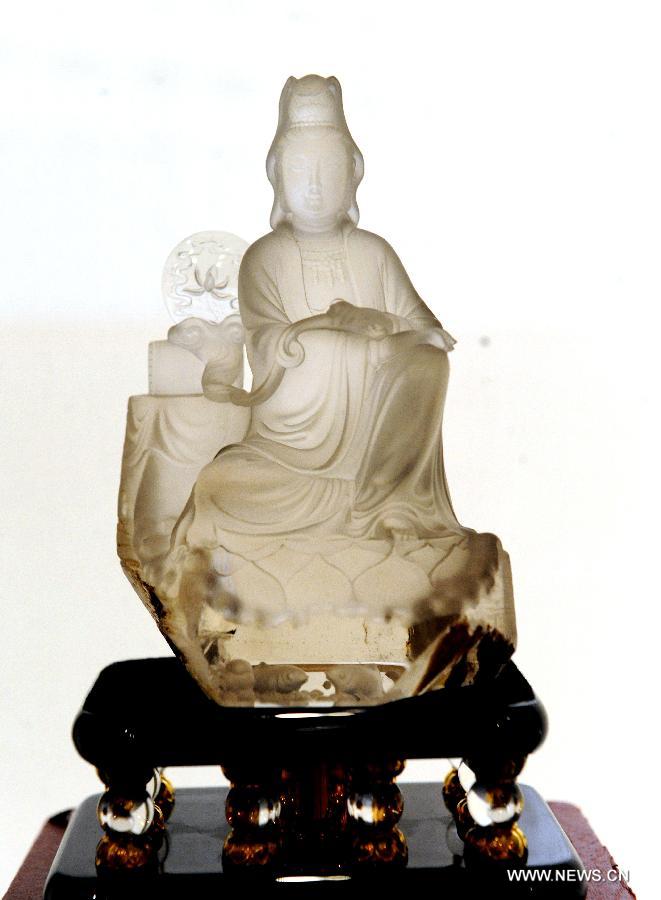 Photo taken on May 20, 2013 shows the displayed crystal image of the Guanyin, a bodhisattva in Chinese Buddhist mythology, made by artist Chen Shiying during the preview of the Est-Ouest Auctions' spring season auction in south China's Hong Kong. The preview of the Est-Ouest Auctions' 2013 spring season auction opened here on Monday, and the auction will be held in Hong Kong on May 26. (Xinhua/Huang Benqiang)