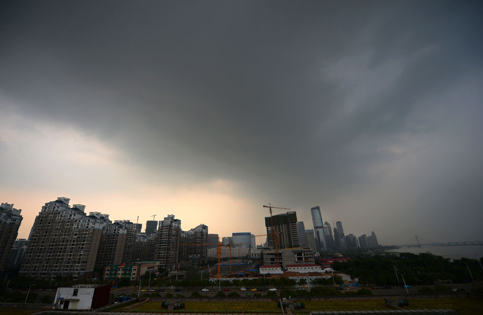 Photo taken on May 14, 2013 shows Nanchang city in central China's Jiangxi province under the dark clouds. (Xinhua/Zhou Ke) 
