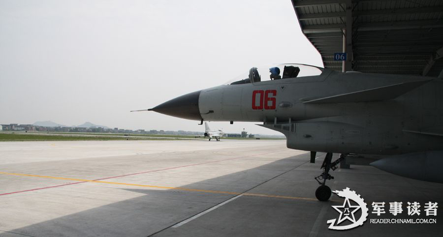 A fighters of a flight regiment under the aviation force of the East Sea Fleet of the Navy of the Chinese People's Liberation Army (PLA) is in actual-combat training. (China Military Online/Cai Bo, Qian Xiaohu)