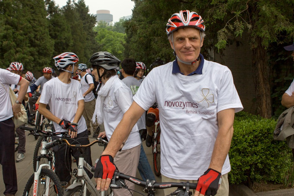 Friis Arne Petersen, Denmark's ambassador to China, poses for a photo before the "Climate Race" cycling race in the Beijing area on Sunday, May 19, 2013. The Danish embassy, China Cycling Association and Yanqing County organized the race inside and outside Beijing to raise awareness of modern urban green lifestyles on Sunday, May 19, 2013. [Photo: CRIENGLISH.com/ Cui Chaoqun]