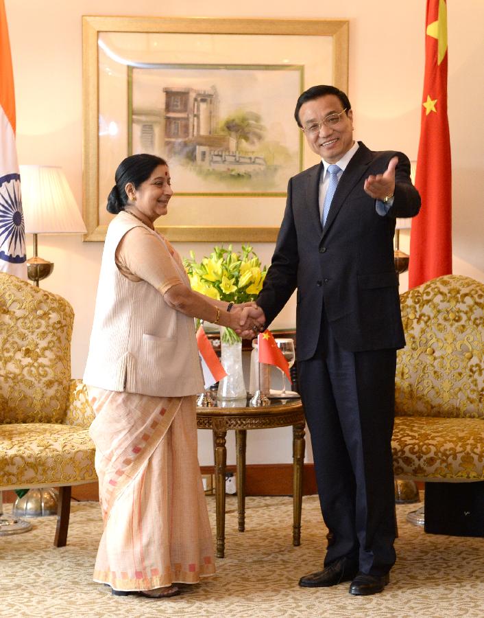 Chinese Premier Li Keqiang (R) meets with Sushma Swaraj, leader of India's Bharatiya Janata Party (BJP) and Leader of Opposition in Lok Sabha (the Lower House of Parliament), in New Delhi, India, May 20, 2013. (Xinhua/Ma Zhancheng)