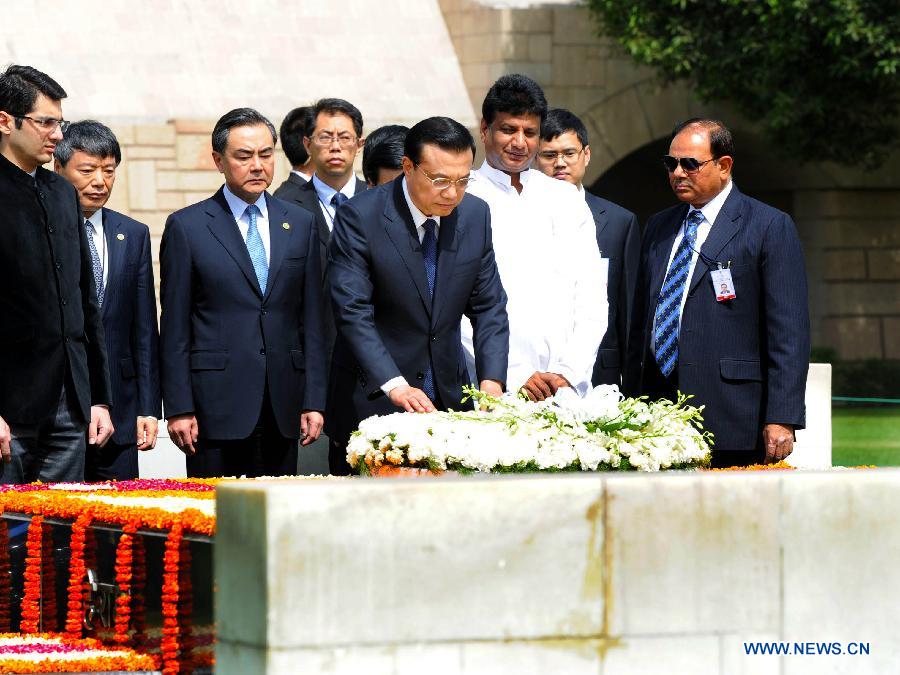 Chinese Premier Li Keqiang (C) lays a wreath to the memorial of Mahatma Gandhi in New Delhi, India, May 20, 2013. (Xinhua/Li Tao)