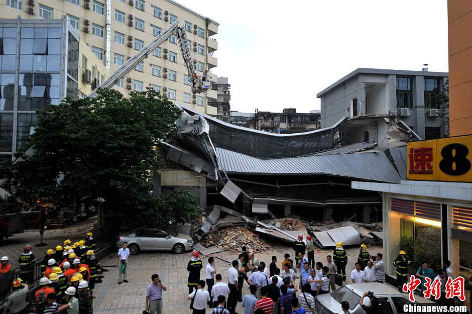 Rescuers search for survivors at the ruins of Super 8 budget hotel, a four-storey building in downtown Fuzhou, capital city of Fujian, southeast China, May 20, 2013. No casualties reported in the accident so far. (Photo/ Chinanews.com)