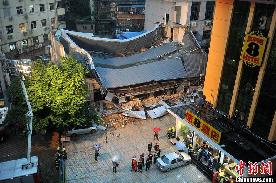 Rescuers search for survivors at the ruins of Super 8 budget hotel, a four-storey building in downtown Fuzhou, capital city of Fujian, southeast China, May 20, 2013. No casualties reported in the accident so far. (Photo/ Chinanews.com)