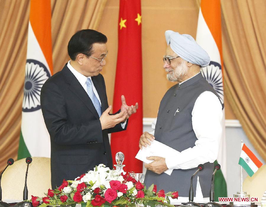Chinese Premier Li Keqiang (L) talks with Indian Prime Minister Manmohan Singh after their joint press conference in New Delhi, India, May 20, 2013. (Xinhua/Ju Peng) 