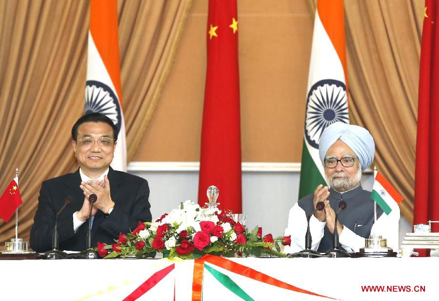 Chinese Premier Li Keqiang (L) and Indian Prime Minister Manmohan Singh jointly meet the press after their talks in New Delhi, India, May 20, 2013. (Xinhua/Ju Peng) 