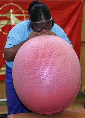 Losing weight by blowing balloon (Photo Source: huanqiu.com)