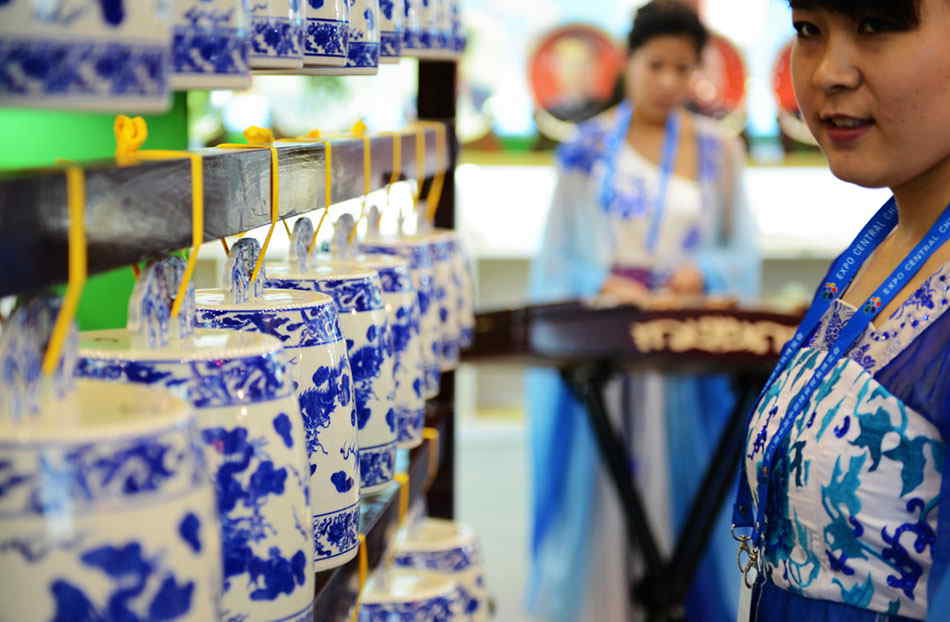 Models perform ceramic percussion music at the Central China Expo 2013, a three-day event that ended Monday in Zhengzhou, Henan province, May 18, 2013. [Photo by Xiang Mingchao / chinadaily.com.cn]