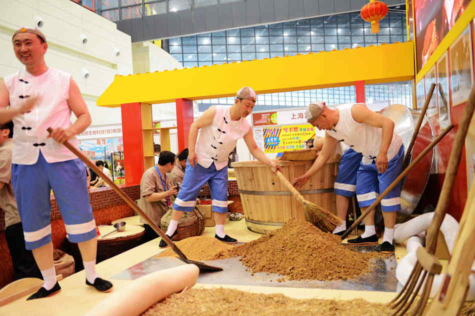 Brewing techniques for Shanxi's Fenjiu liquor (a kind of spirit distilled in Fenyang) are shown at the Central China Expo 2013, a three-day event that ended Monday in Zhengzhou, Henan province, May 18, 2013. [Photo by Xiang Mingchao / chinadaily.com.cn]