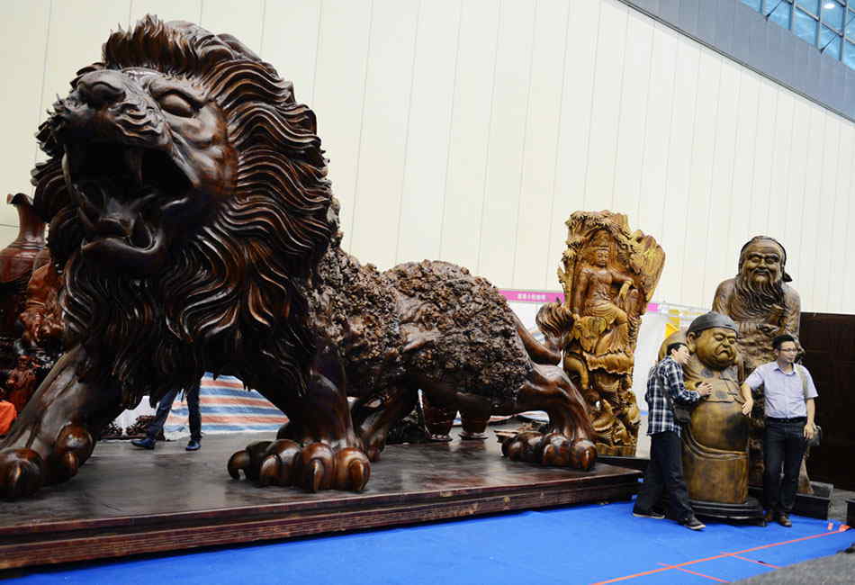 A giant lion sculpture on display at the Central China Expo 2013, a three-day event that ended Monday in Zhengzhou, Henan province, May 18, 2013. [Photo by Xiang Mingchao / chinadaily.com.cn]