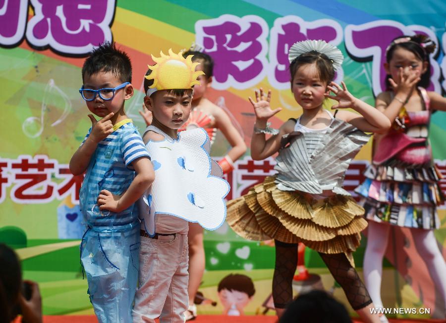 Children present DIY creations in a kindergarten in Hangzhou, capital of east China's Zhejiang Province, May 21, 2013. An activity for children to present their ideas and creations was held to celebrate the coming Children's Day. (Xinhua/Xu Yu)
