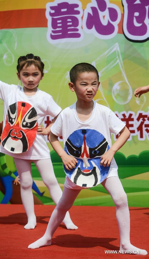 Children perform in an activity celebrating the coming Children's Day in a kindergarten in Hangzhou, capital of east China's Zhejiang Province, May 21, 2013. The activity aimed to present children's ideas and creations. (Xinhua/Xu Yu) 