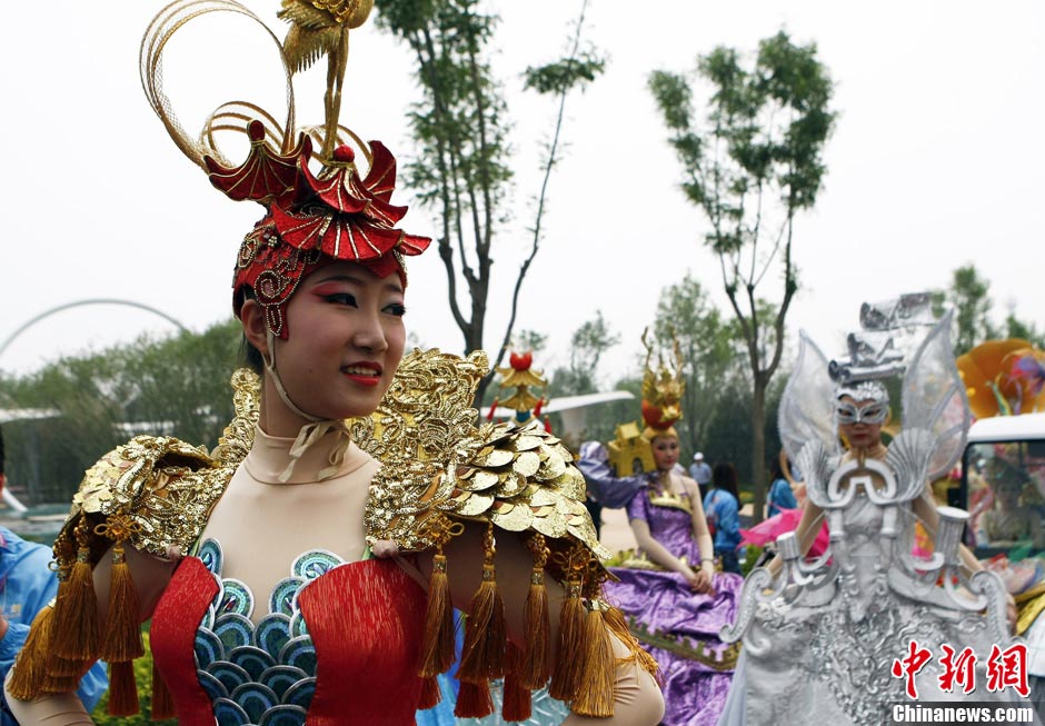 A model presents "The Palace Museum" landscape costume at the opening ceremony of the 9th China (Beijing) International Garden Expo in Fengtai District, Beijing, May 18, 2013. (CNS/Li Huisi)