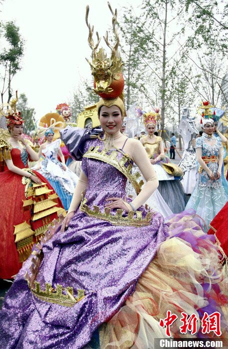 A model presents "The Great Wall" landscape costume at the opening ceremony of the 9th China (Beijing) International Garden Expo in Fengtai District, Beijing, May 18, 2013. (CNS/Li Huisi)