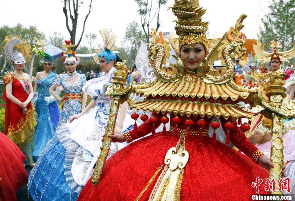 A model presents "Tian'anmen" landscape costume at the opening ceremony of the 9th China (Beijing) International Garden Expo in Fengtai District, Beijing, May 18, 2013. (CNS/Li Huisi)