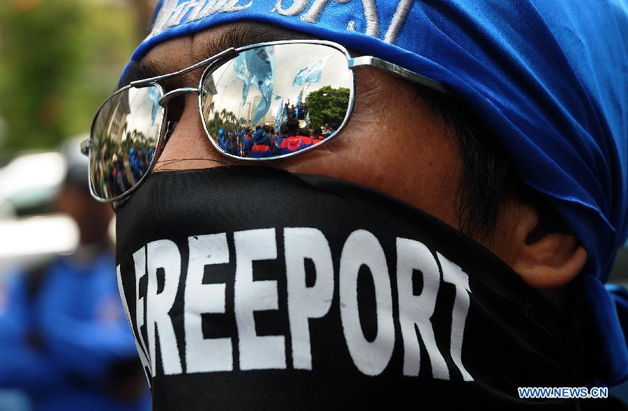 Photo taken on May 21, 2013 shows an Indonesian worker wearing glasses during a rally in front of the Ministry of Energy and Mineral Resources in Jakarta, Indonesia. The number of casualties in underground mine collapse at Big Gossan mine of Freeport McMorant Coppert and Gold Inc rose to 21 with 7 others remained being trapped, a statement from the firm said here Tuesday. (Xinhua/Zulkarnain)