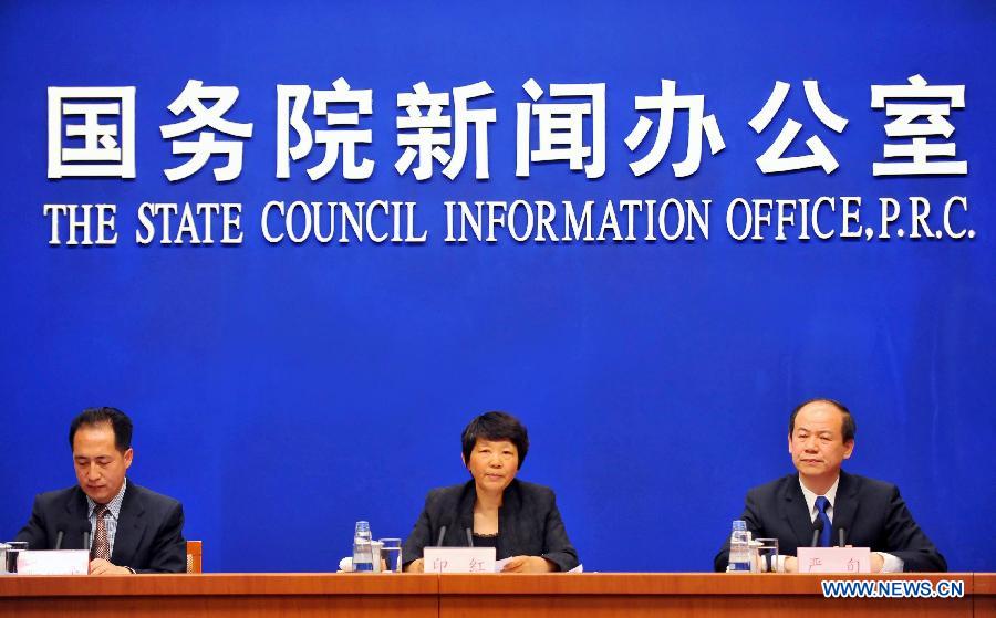 Yin Hong (C), deputy director of the State Forestry Administration, attends a press conference on the wildlife conservation in China held by the State Council Information Office in Beijing, capital of China, May 21, 2013. (Xinhua/Chen Yehua)