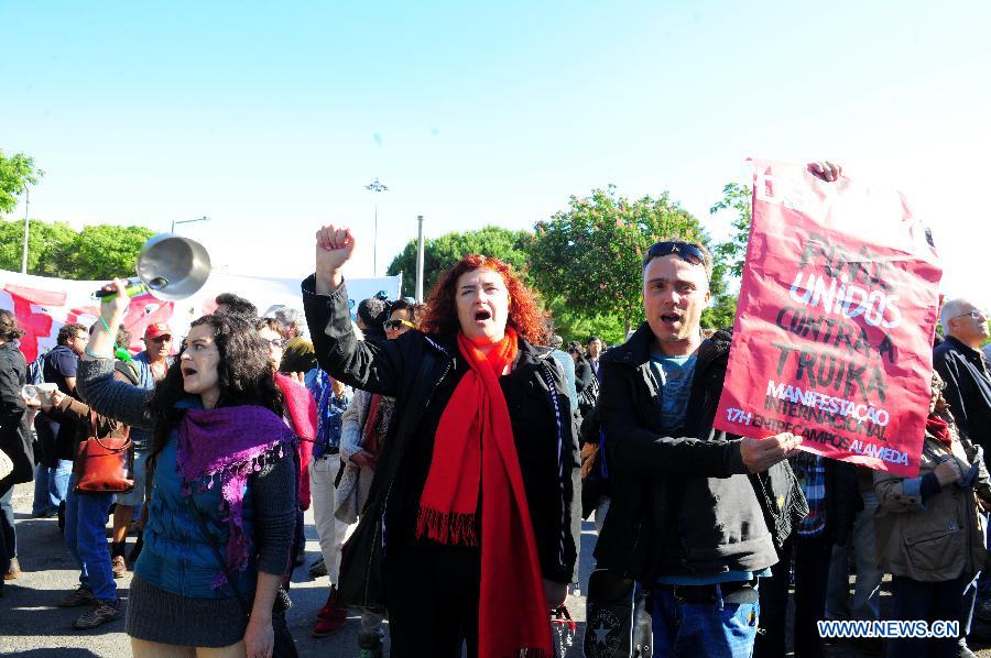 Portuguese attend a demonstration in front of the presidential palace in Lisbon, Portugal, May 20, 2013. Hundreds of Portuguese gathered in front of the presidential palace in Lisbon on Monday in protest against the troika and the government's implementation of tough austerity measures. (Xinhua/Zhang Liyun)