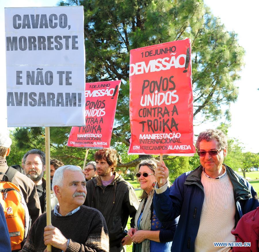 Portuguese attend a demonstration in front of the presidential palace in Lisbon, Portugal, May 20, 2013. Hundreds of Portuguese gathered in front of the presidential palace in Lisbon on Monday in protest against the troika and the government's implementation of tough austerity measures. (Xinhua/Zhang Liyun)