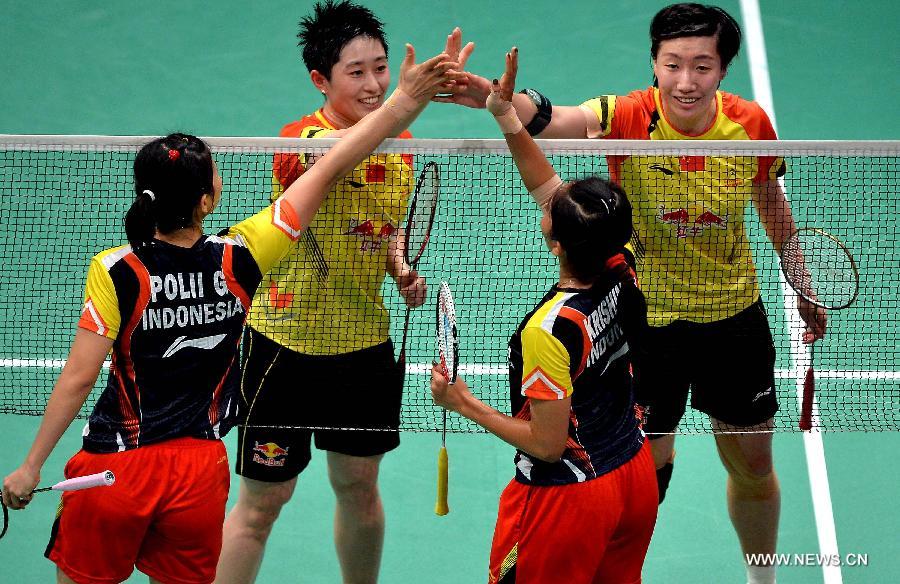 Wang Xiaoli(L) and Yu Yang of China return a shot during the 2013 Sudirman Cup world mixed team badminton championships against Indonesia's Polii Greysia/Maheswari Nitya Krishinda in Kuala Lumpur, Malaysia, on May 21, 2013. Wang and Yu won 2-0. (Xinhua/Chen Xiaowei)