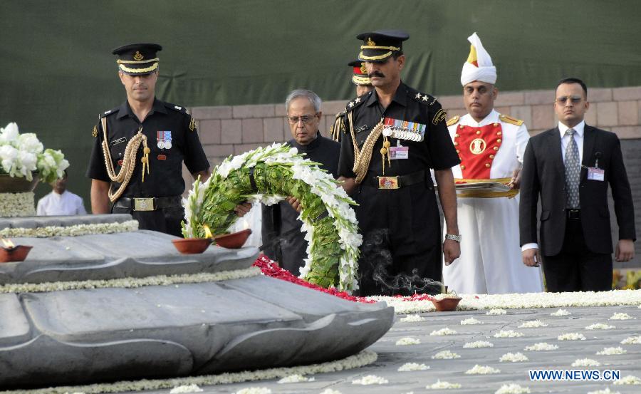 Indian President Pranab Mukherjee (2nd L) lays a wreath in memorial of former Indian Prime Minister Rajiv Gandhi during his 22nd death anniversary in New Delhi, capital of India, on May 21, 2013. Indian former Prime Minister Rajiv Gandhi was killed in a suicide bombing at an election rally near Chennai, Tamil Nadu, on May 21, 1991. (Xinhua/Parsha Sarkar)