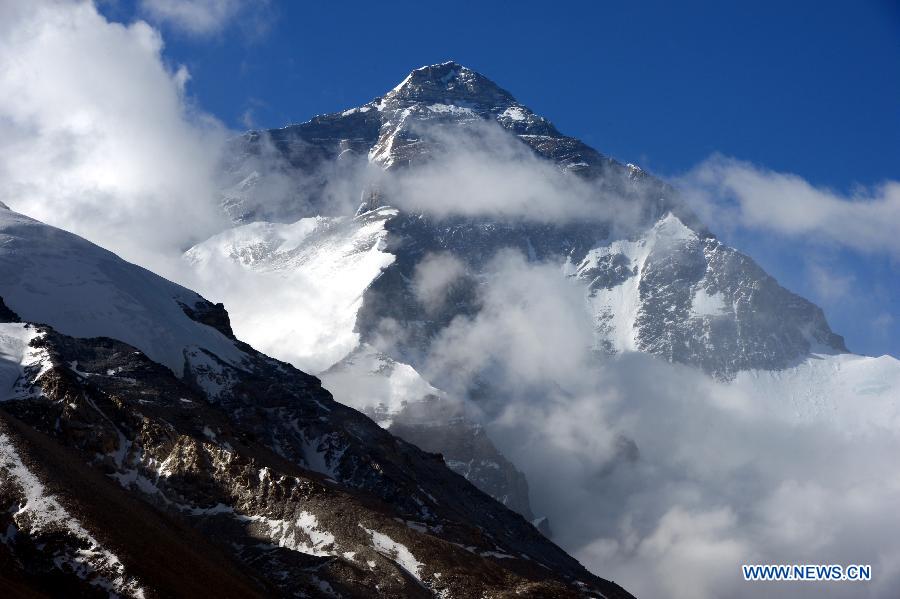 Photo taken on May 19, 2013 shows the scenery on the Mount Qomolangma (Mount Everest), southwest China's Tibet Autonomous Region. Xia Jianfeng, a member of a commercial climbing team who suffered from cerebral edema on the altitude of 8, 650 meters, was rescued to the base camp on May 19. The successful rescue made a miracle as it took place in such high altitude of the mountain. As increasingly more people come to climb the world's highest mountain in recent years, the rescue system here is also rapidly improved for the safety of climbers. (Xinhua/Chen Tianhu)