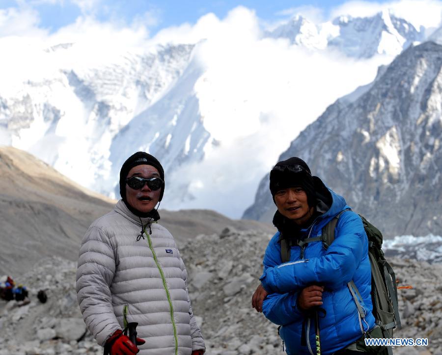 Xia Jianfeng (L) retreats to the base camp on Mount Qomolangma (Mount Everest), southwest China's Tibet Autonomous Region, May 19, 2013. Xia Jianfeng, a member of a commercial climbing team who suffered from cerebral edema on the altitude of 8, 650 meters, was rescued to the base camp on May 19. The successful rescue made a miracle as it took place in such high altitude of the mountain. As increasingly more people come to climb the world's highest mountain in recent years, the rescue system here is also rapidly improved for the safety of climbers. (Xinhua/Suolang Luobu)