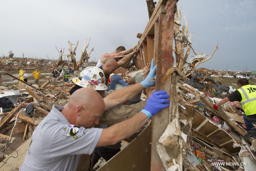 Rescuers dig out a house after a tornado in Moore, Oklahoma, the United States, on May 20, 2013. Twenty-four people were killed and 237 others injured when a massive tornado blasted the southern suburbs of Oklahoma City, the capital of the U.S. state of Oklahoma, on Monday, state officials said Tuesday. (Xinhua/Marcus DiPaola) 