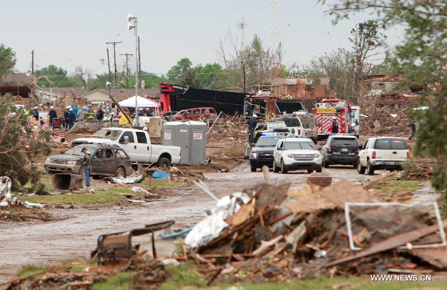 Rescuers and residents clean up a destroyed neighborhood in Moore, Oklahoma, May 21, 2013, one day after a tornado moved through. A powerful tornado attacked on Monday afternoon the southern suburbs of the Oklahoma City, capital of the U.S. state of Oklahoma, killing at least 24 people, including 9 children. (Xinhua/Song Qiong) 