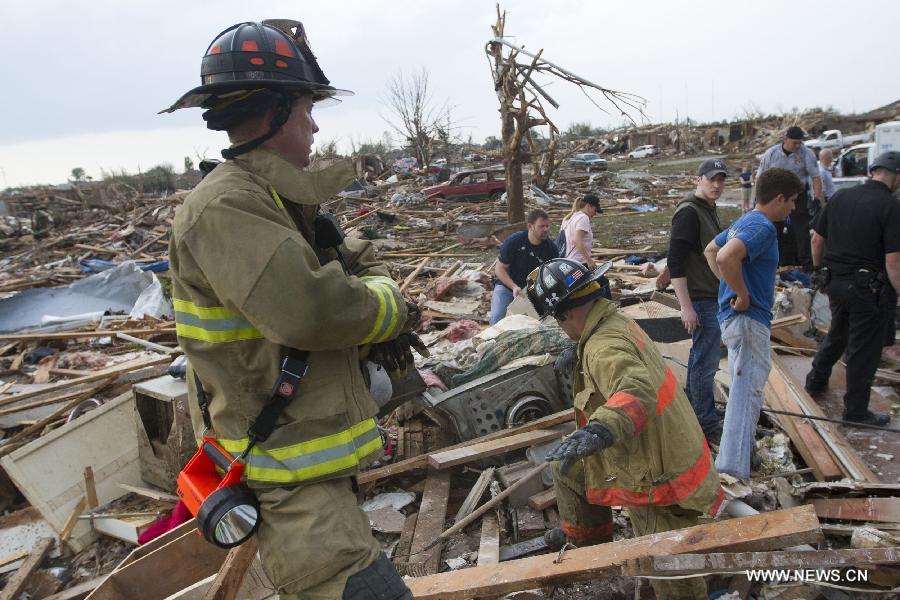 Rescuers dig through rubble after a tornado in Moore, Oklahoma, the United States, on May 20, 2013. Twenty-four people were killed and 237 others injured when a massive tornado blasted the southern suburbs of Oklahoma City, the capital of the U.S. state of Oklahoma, on Monday, state officials said Tuesday. (Xinhua/Marcus DiPaola) 