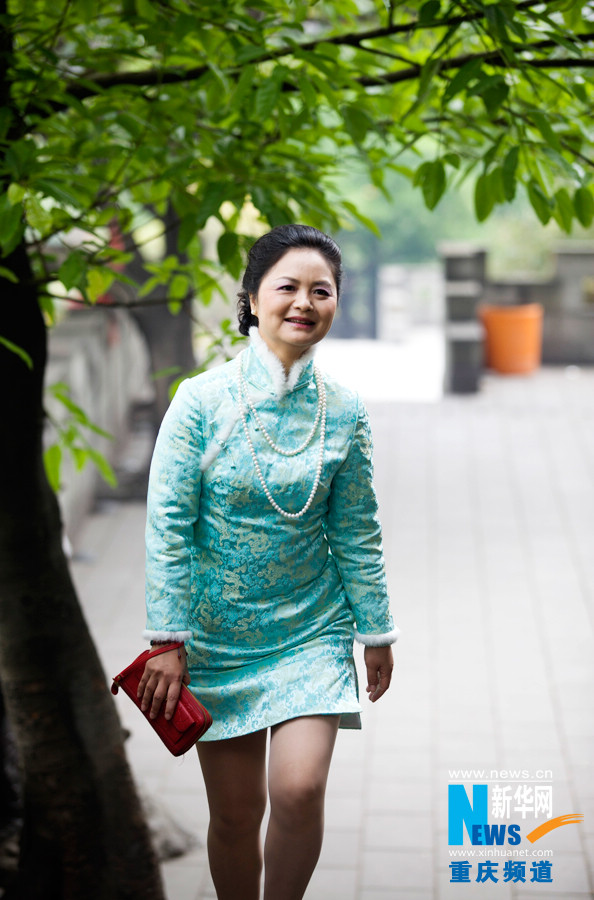 Lili doesn't mind wearing cheongsam on all occasions. Wearing cheongsam, Lili goes to pick up her child in school. (Photo/Xinhua)