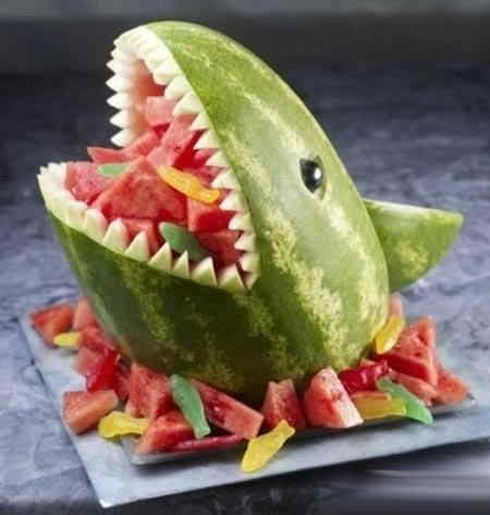 Watermelons are carved in various shapes. (Source: sznews.com)