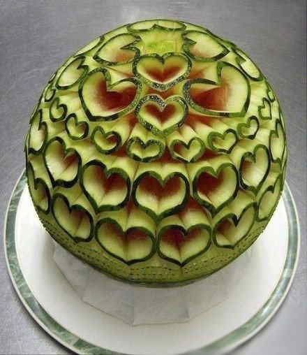 Watermelons are carved in various shapes. (Source: sznews.com)