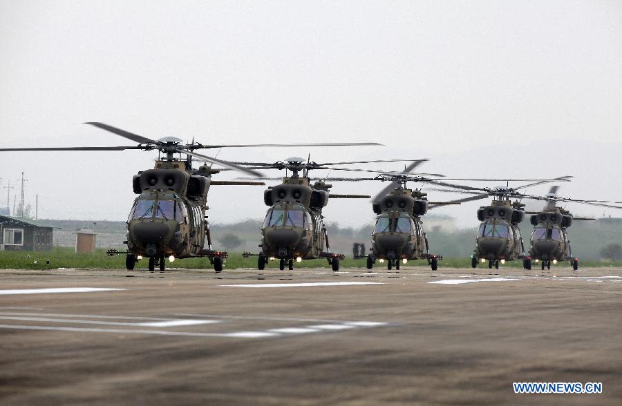 Photo taken on May 20, 2013 shows the South Korea Utility Helicopter (KUH) 'Surion' demonstration flight of maneuver and performance on a media day in Nonsan city, Choongcheongnamdo province of South Korea. (Xinhua/Park Jin hee)