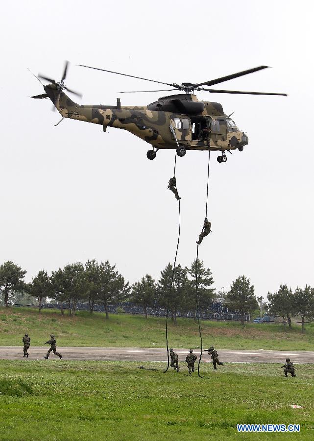 Photo taken on May 20, 2013 shows the South Korea Utility Helicopter (KUH) 'Surion' demonstration flight of maneuver and performance on a media day in Nonsan city, Choongcheongnamdo province of South Korea. (Xinhua/Park Jin hee)