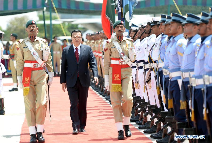 Chinese Premier Li Keqiang (C) inspects an honor guard during a welcoming ceremony held by Pakistani President Asif Ali Zardari and interim Prime Minister Mir Hazar Khan Khoso in Islamabad, Pakistan, May 22, 2013. Li Keqiang arrived here Wednesday for an official visit to Pakistan. (Xinhua/Ma Zhancheng)  