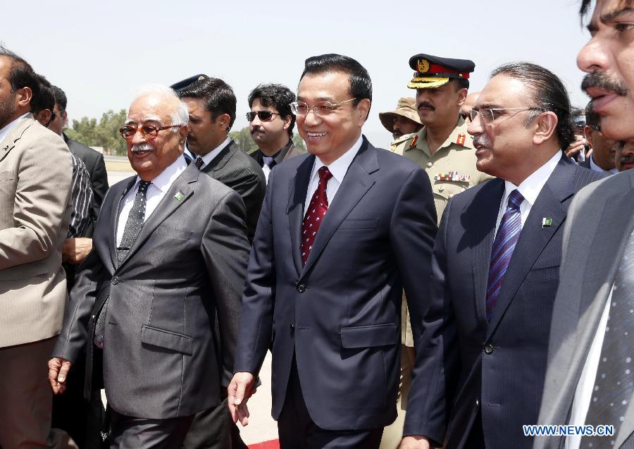 Chinese Premier Li Keqiang (C, front) is welcomed by Pakistani President Asif Ali Zardari and interim Prime Minister Mir Hazar Khan Khoso upon his arrival in Islamabad, Pakistan, May 22, 2013. Li Keqiang arrived here Wednesday for an official visit to Pakistan. (Xinhua/Ju Peng) 