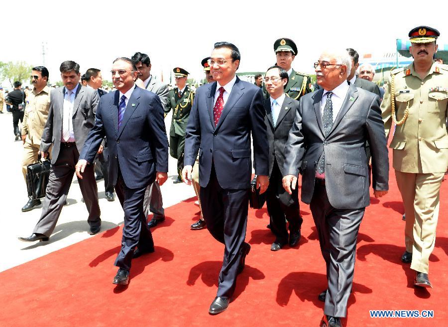 Chinese Premier Li Keqiang (C) is welcomed by Pakistani President Asif Ali Zardari (L, front) and interim Prime Minister Mir Hazar Khan Khoso (R, front) upon his arrival in Islamabad, capital of Pakistan, May 22, 2013. Li Keqiang arrived here Wednesday for an official visit to Pakistan. (Xinhua/Ma Zhancheng)