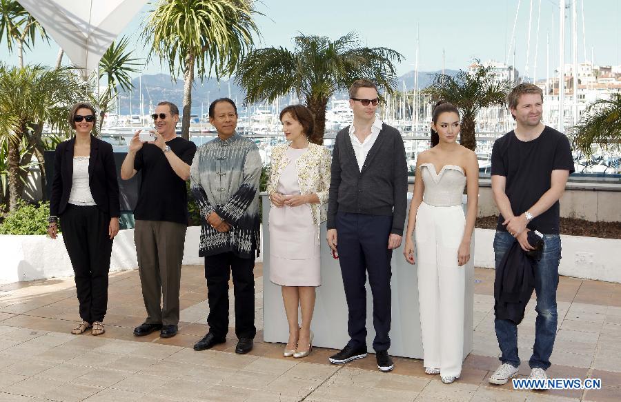 Director Nicolas Winding Refn (3rd R) poses with cast members during the photocall for the film "Only God Forgives" at the 66th edition of the Cannes Film Festival in Cannes, France, on May 22, 2013. (Xinhua/Zhou Lei) 