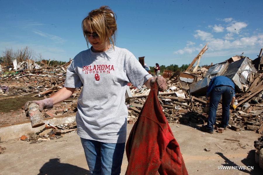 Volunteers work among ruins of tornado-destroyed houses in Moore, Oklahoma, the United States, May 22, 2013. Twenty-four people were killed and 237 others injured when a massive tornado blasted the southern suburbs of Oklahoma City on Monday. (Xinhua/Song Qiong) 