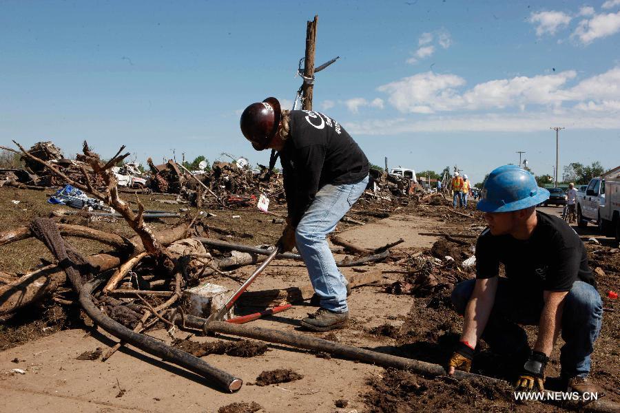 Rescuers work in a tornado-destroyed neighborhood in Moore, Oklahoma, the United States, May 22, 2013. Twenty-four people were killed and 237 others injured when a massive tornado blasted the southern suburbs of Oklahoma City on Monday. (Xinhua/Song Qiong) 