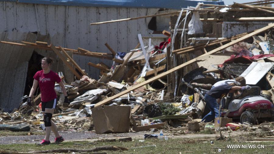 People do cleaning-up work in a tornado-destroyed neighborhood in Moore, Oklahoma, the United States, May 22, 2013. Twenty-four people were killed and 237 others injured when a massive tornado blasted the southern suburbs of Oklahoma City on Monday, state officials said Tuesday. (Xinhua/Marcus DiPaola) 