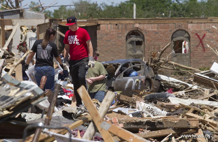 People do cleaning-up work in a tornado-destroyed neighborhood in Moore, Oklahoma, the United States, May 22, 2013. Twenty-four people were killed and 237 others injured when a massive tornado blasted the southern suburbs of Oklahoma City on Monday, state officials said Tuesday. (Xinhua/Marcus DiPaola) 