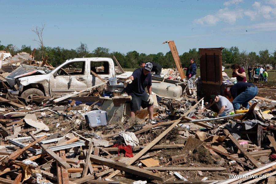 Residents try to find valuables from tornado-destroyed houses in Moore, Oklahoma, the United States, May 22, 2013. Twenty-four people were killed and 237 others injured when a massive tornado blasted the southern suburbs of Oklahoma City on Monday. (Xinhua/Song Qiong) 