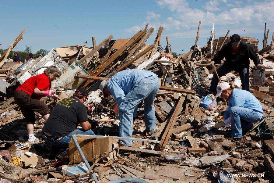 Residents try to find valuables from tornado-destroyed houses in Moore, Oklahoma, the United States, May 22, 2013. Twenty-four people were killed and 237 others injured when a massive tornado blasted the southern suburbs of Oklahoma City on Monday. (Xinhua/Song Qiong) 