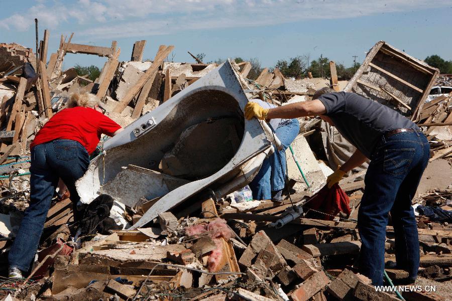 Residents try to find valuables from tornado-destroyed houses in Moore, Oklahoma, the United States, May 22, 2013. Twenty-four people were killed and 237 others injured when a massive tornado blasted the southern suburbs of Oklahoma City on Monday. (Xinhua/Song Qiong) 